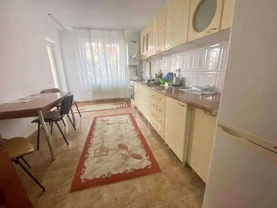 Apartament 3 camere în zona LUNII-1000571