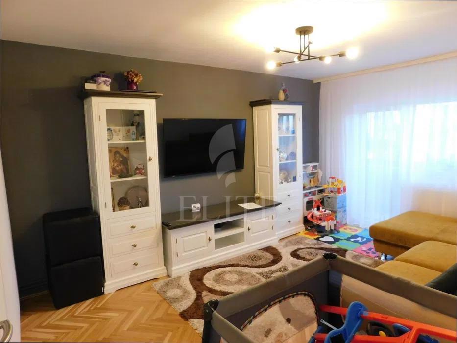 Apartament 3 camere în zona Pata-1048221