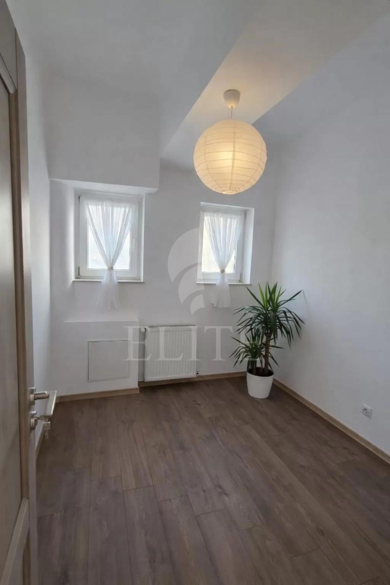 Apartament 3 camere în zona SEMICENTRALA-1202370