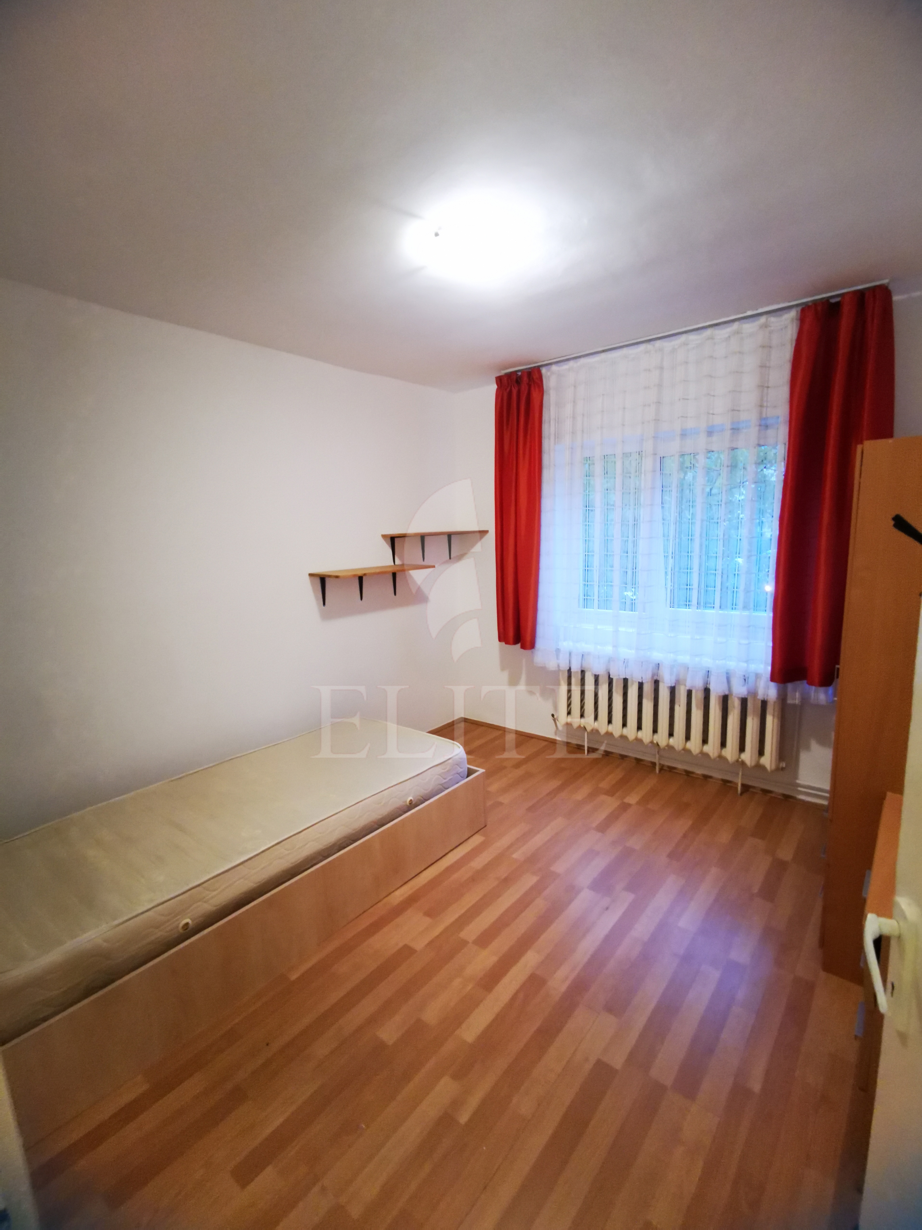 Apartament 3 camere în zona STRAZII ALEXANDRU VLAHUTA-1244386