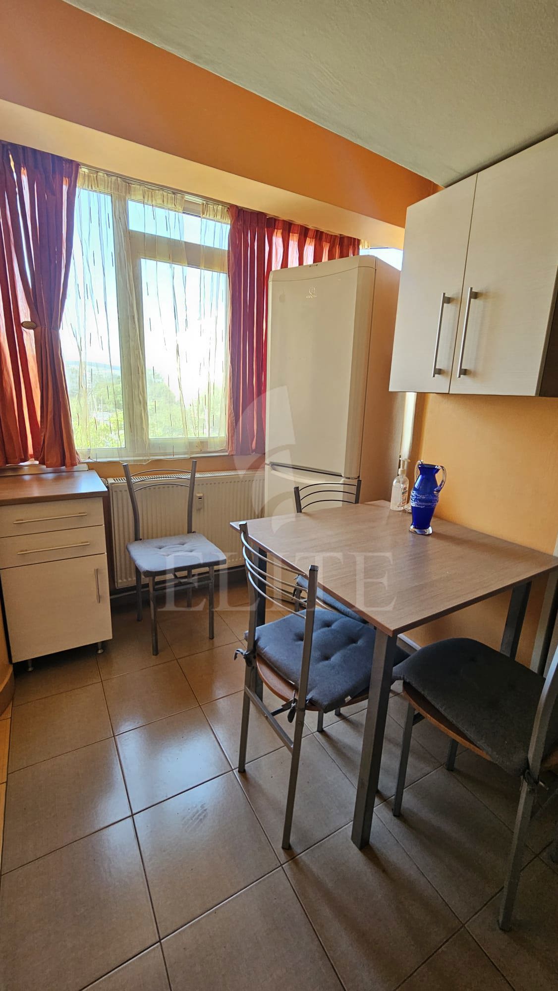 Apartament o camera în zona STRAZII IZLAZULUI-1268701