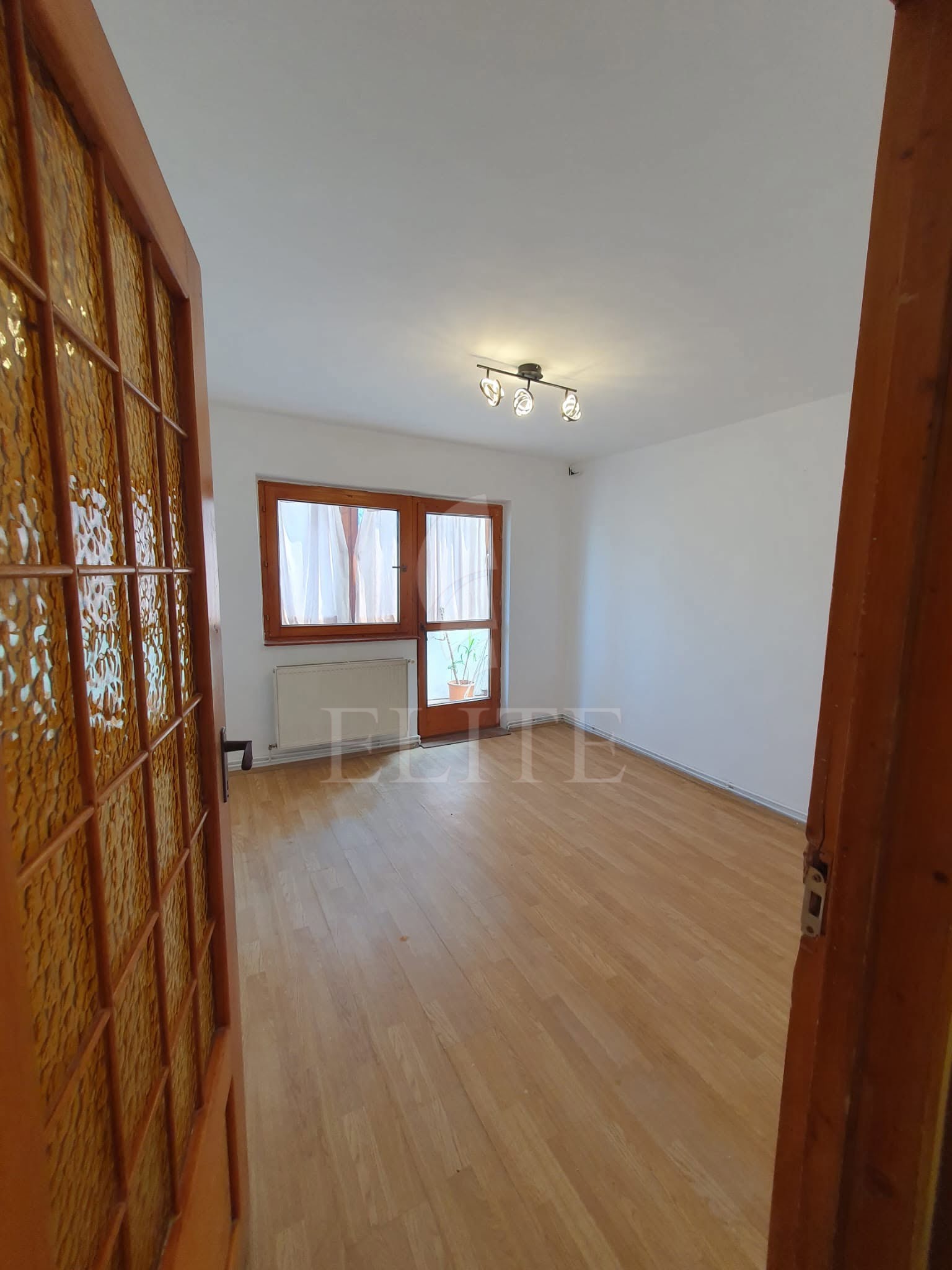 Apartament 3 camere în zona MOGOSOAIA-1293123