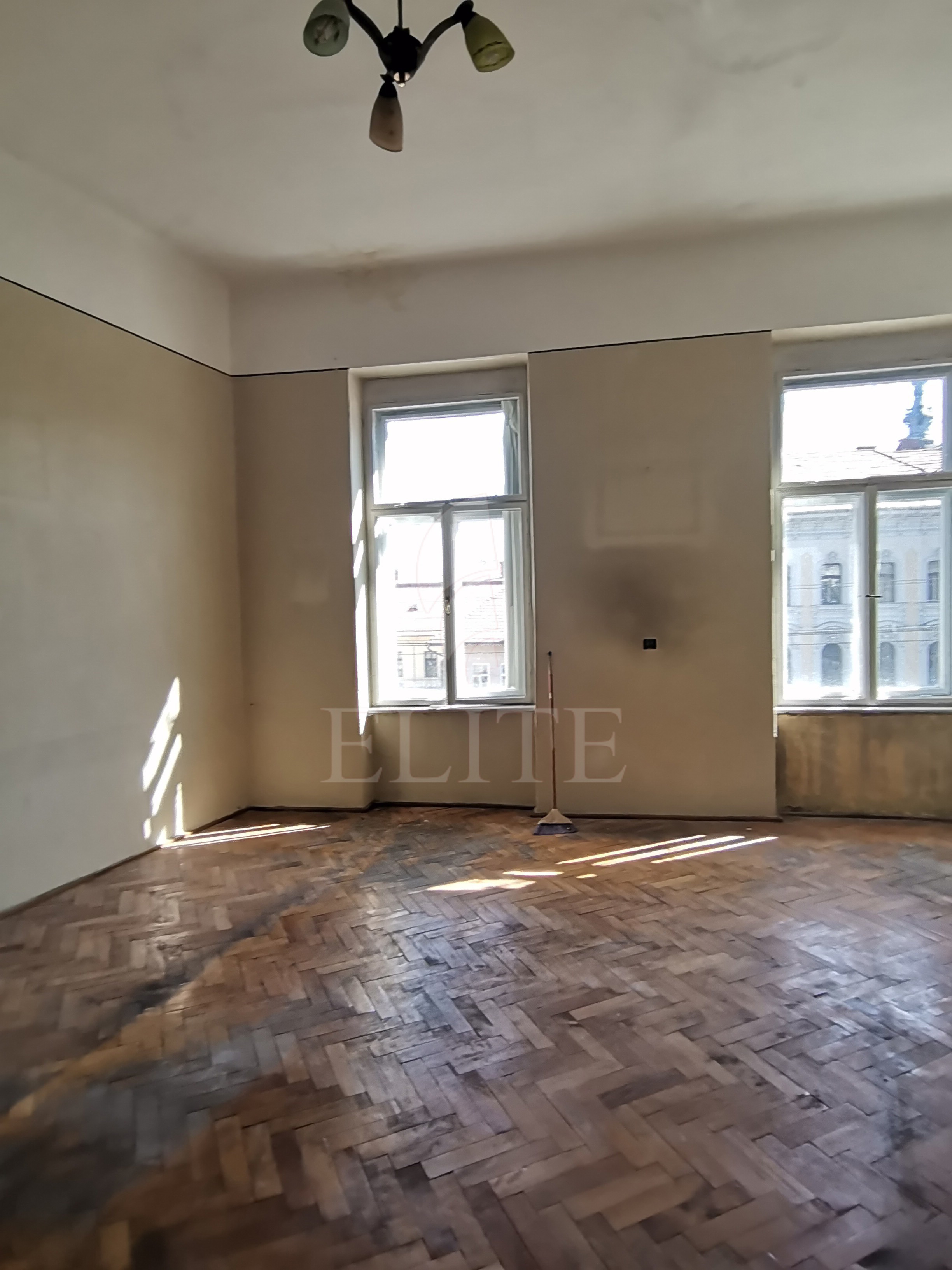 Apartament 3 camere în zona CENTRALA-963130