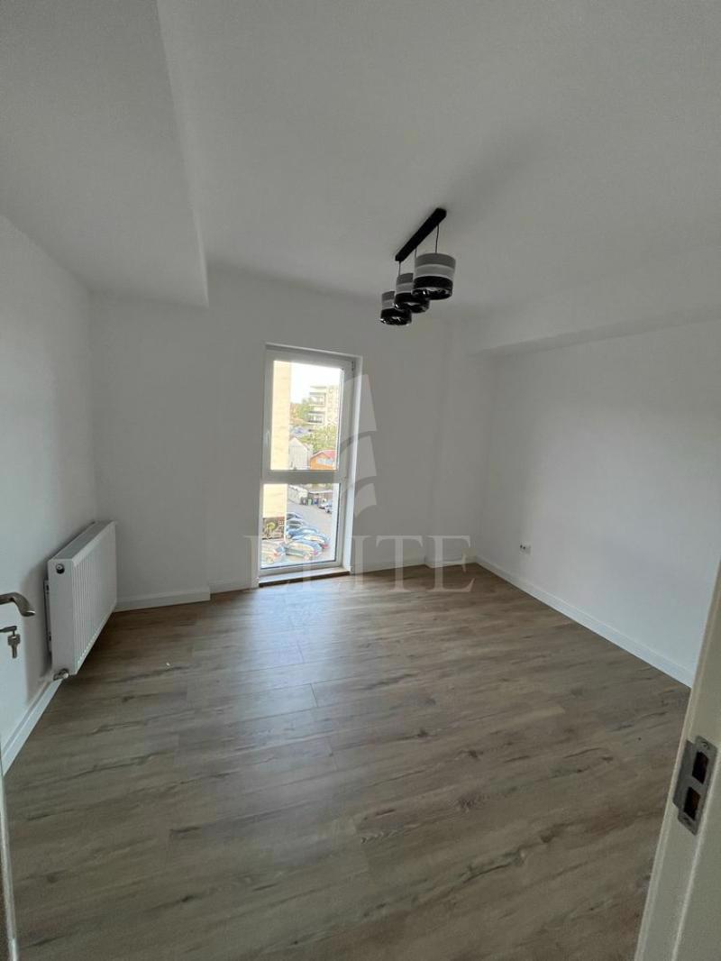 Apartament 4 camere în zona LOMBULUI-978103